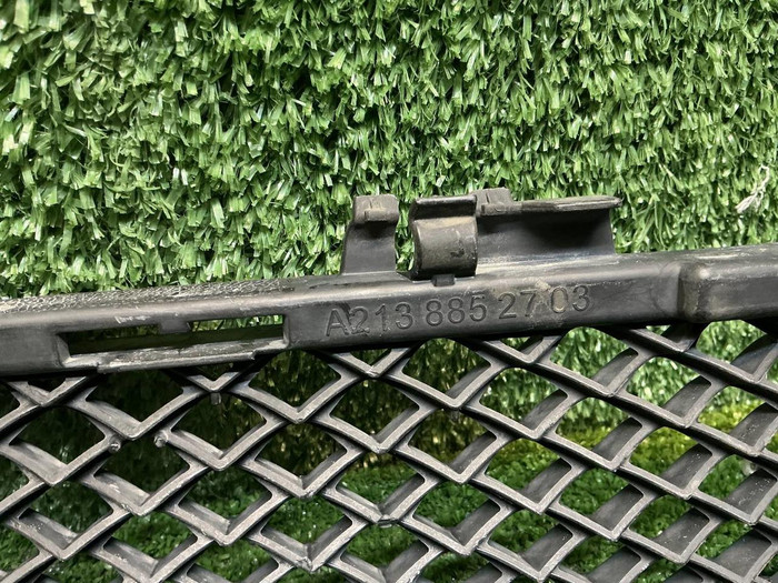 Решетка переднего бампера Mercedes E W213 (20-23)