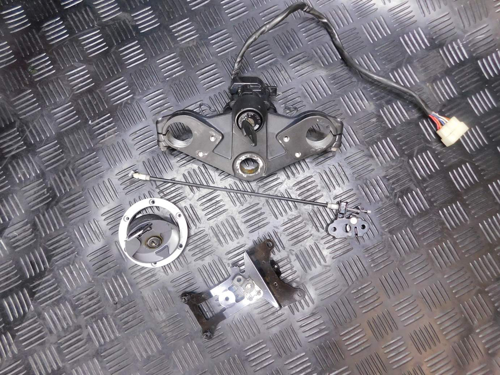 Замок зажигания Kawasaki Ninja 250R (комплект с траверсой)