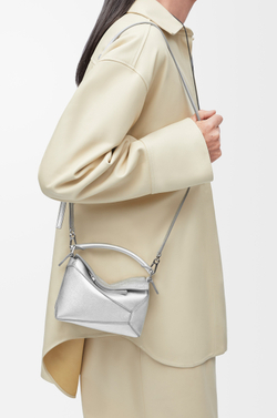 Loewe Мини-сумка Puzzle Edge из ламинированной овечьей кожи, серебряный