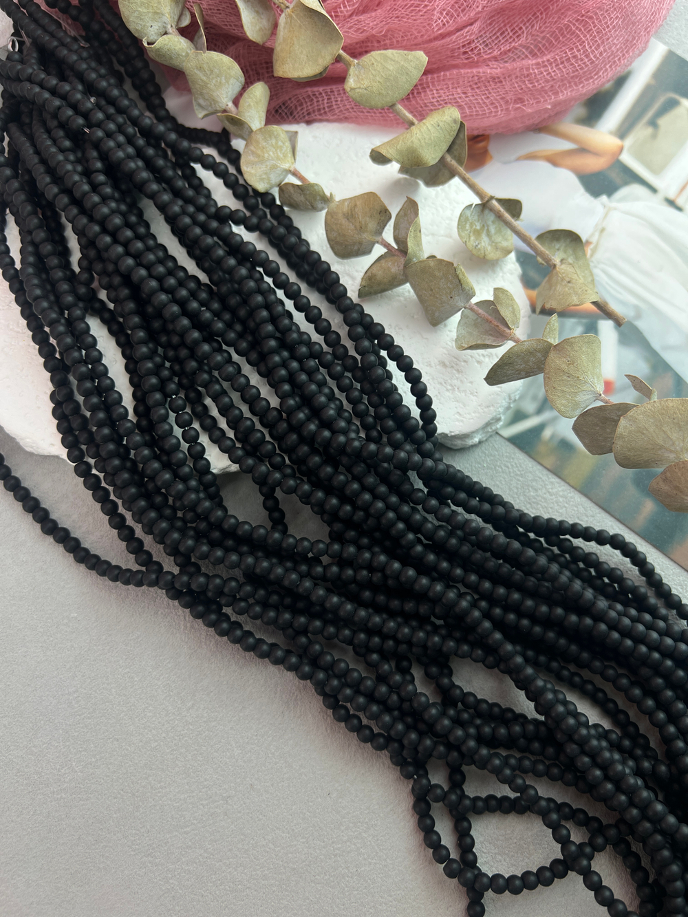 Стеклянные матовые бусины 4 мм, нить 37 см, черный