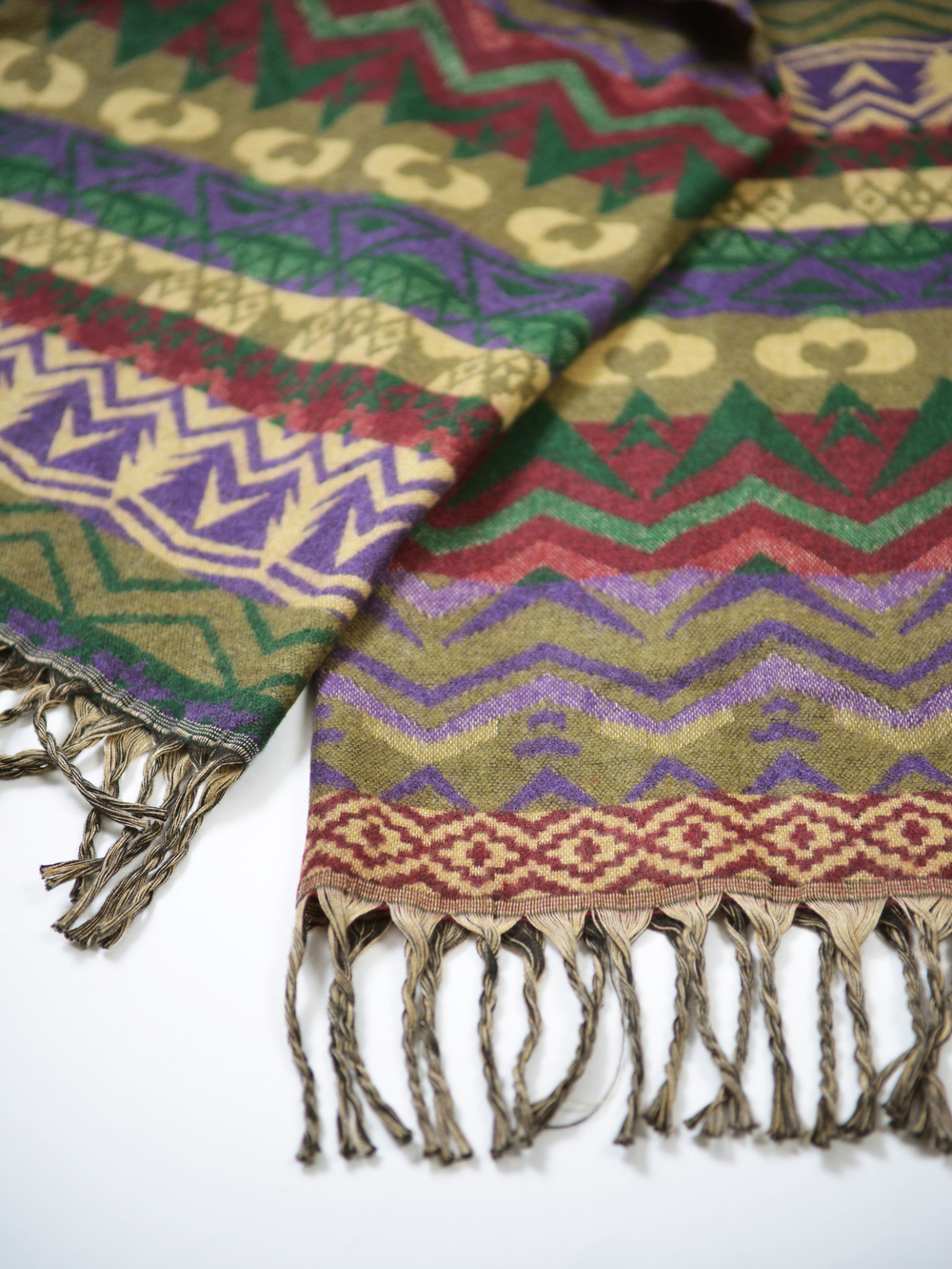 Шерстяной палантин с этно орнаментом