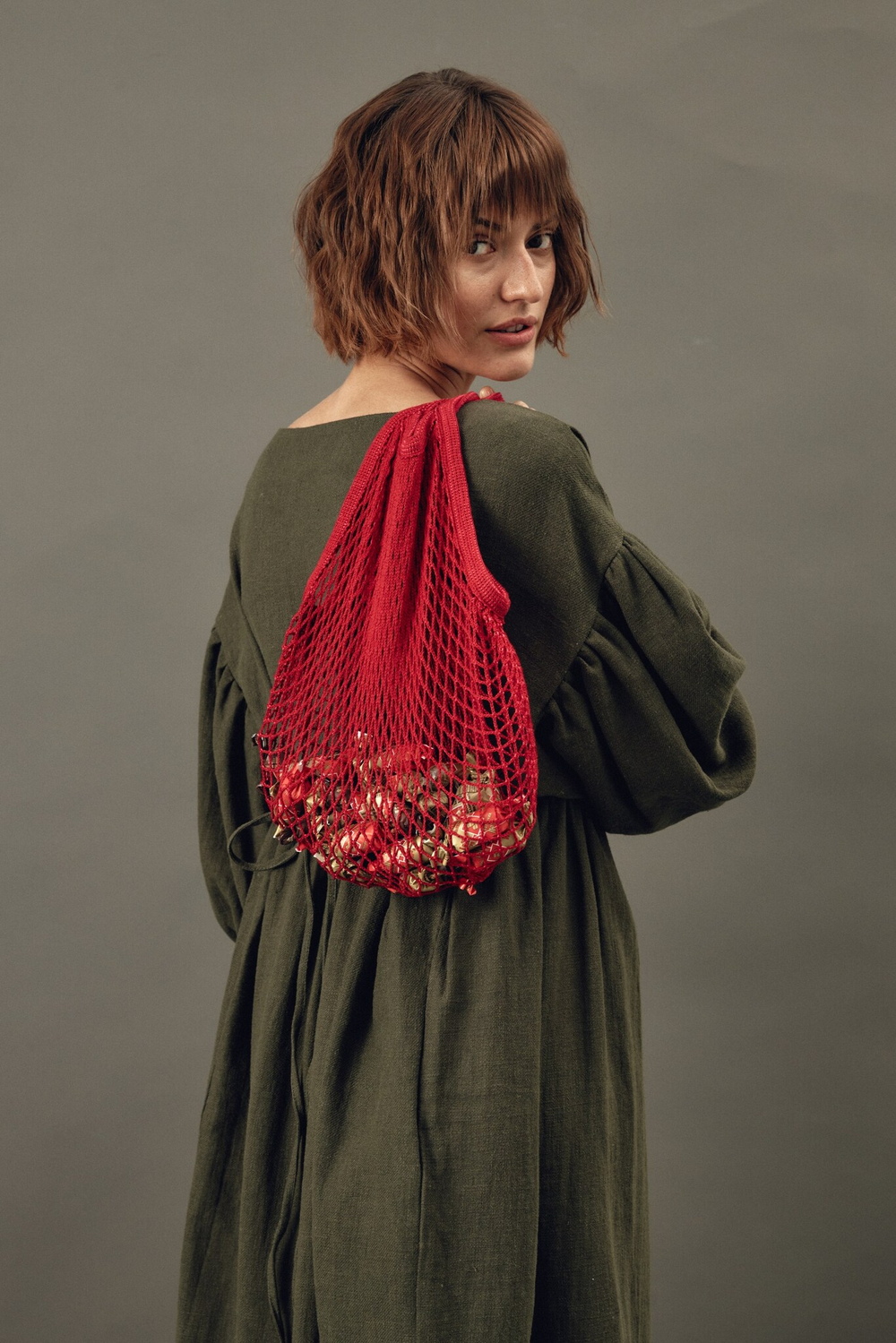 Платье оверсайз с декоративной обработкой на юбке из крапивы цвета хаки