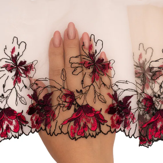 Вышивка на сетке бежевая/слива (левая) 14 см