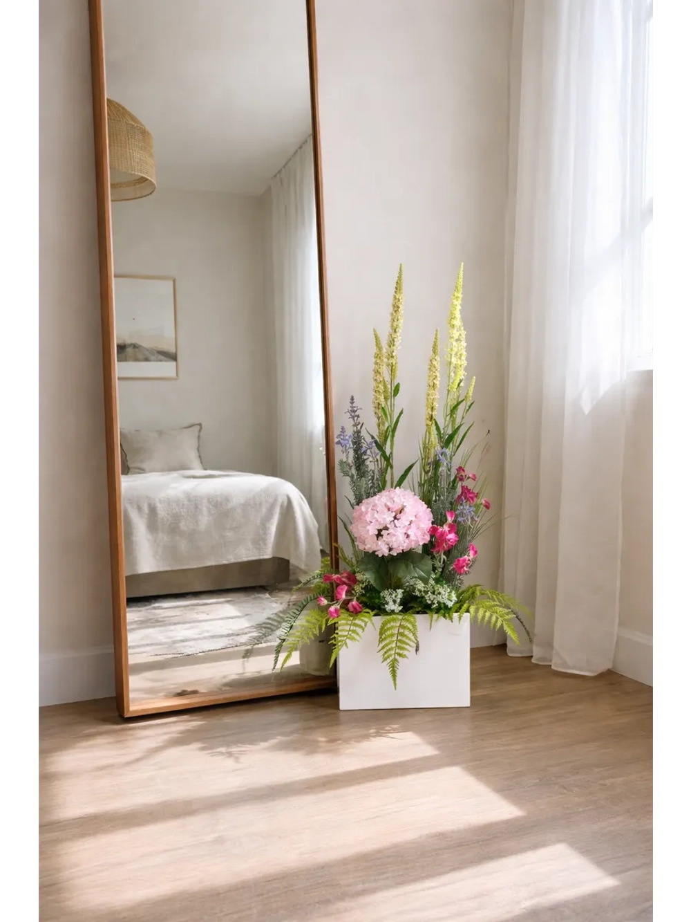 Напольная композиция из искусственных растений и цветов