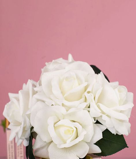 Букет французских роз цвета слоновая кость в прозрачной вазе "ёлочка", Cote Noire