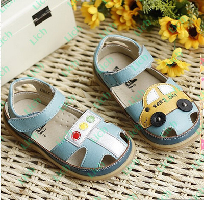 Сандалии на липучке с аппликациями в виде машины и светофора
