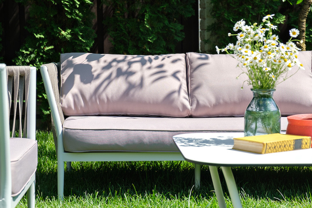 "Касабланка" диван 3-местный плетеный из роупа, каркас алюминий белый муар, роуп бежевый 20мм, ткань бежевая 052