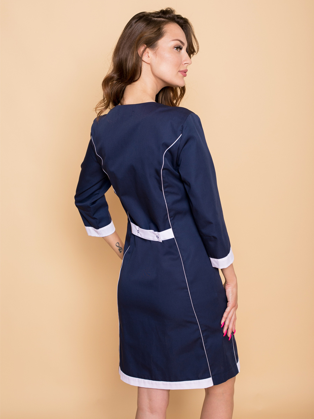 Синий медицинский халат с белой отделкой.