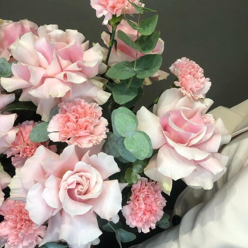 Цветы в коробке "Шанталь" (Роза французская, эвкалипт)