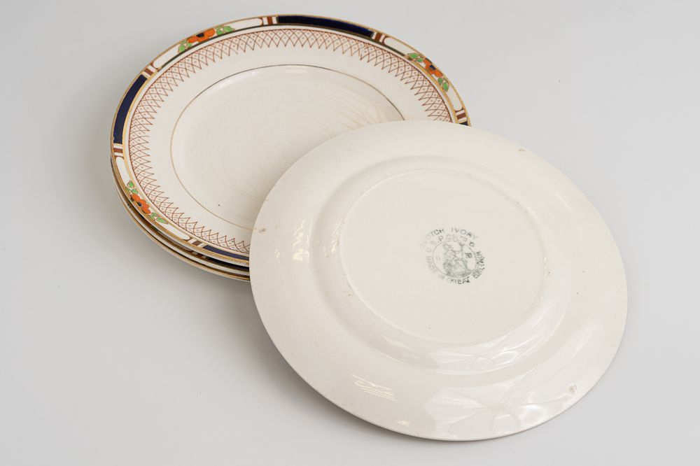 Четыре десертные тарелки с маками