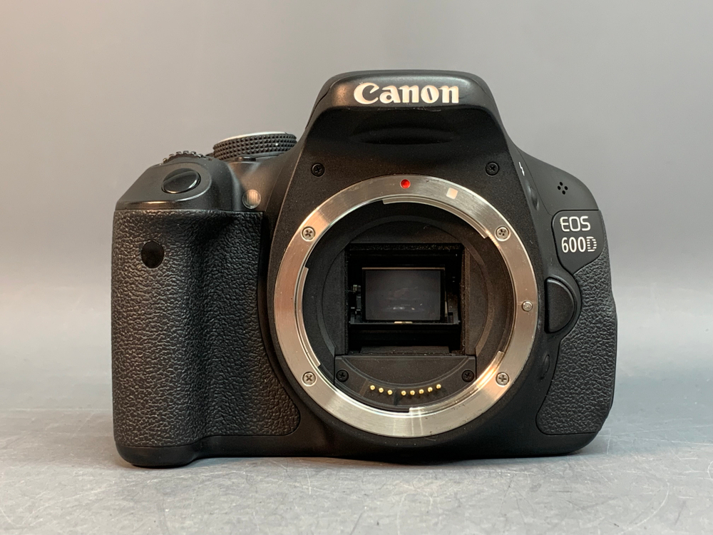 Canon 600D kit 18-55mm 3.5-5.6 IS ll 9.000 кадров