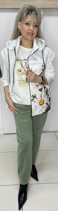 Белый стеганный жилет с принтом из ромашек