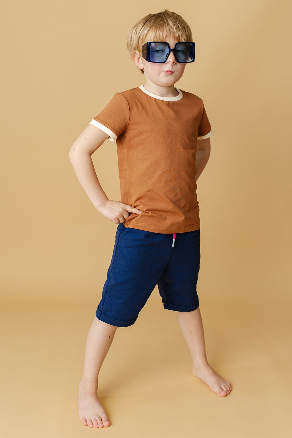 Футболка цвета молочного шоколада со сливочной отделкой