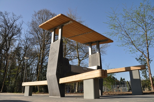 Ди-джей комплекс Fono с деревянными скамейками и крышей