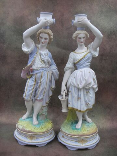 Статуэтка. Фарфор. Пара с амфорами. Chantilly. Франция