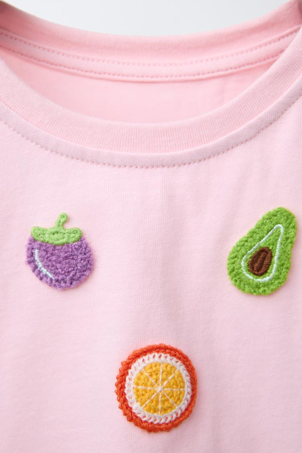 ZARA ФУТБОЛКА С ВЫШИВКОЙ «ФРУКТЫ», РОЗОВЫЙ