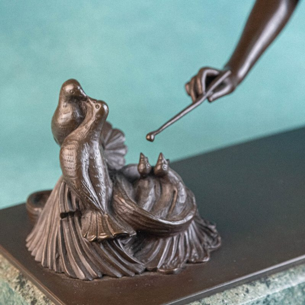 Скульптура в стиле Арт-Деко «Девушка, кормящая голубей»