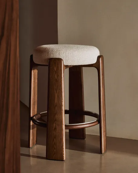 Granite Полубарный табурет из бежевого шенилла и массива ясеня в отделке орех 65 см