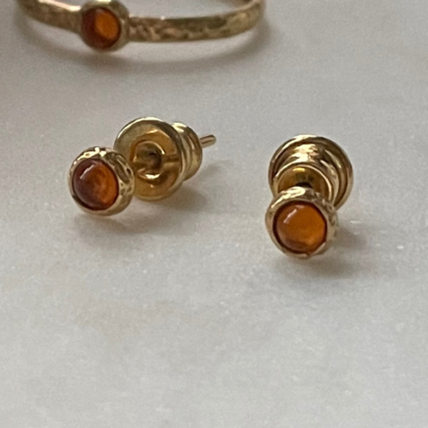 Пусеты битые с коньячным янтарем, позолота