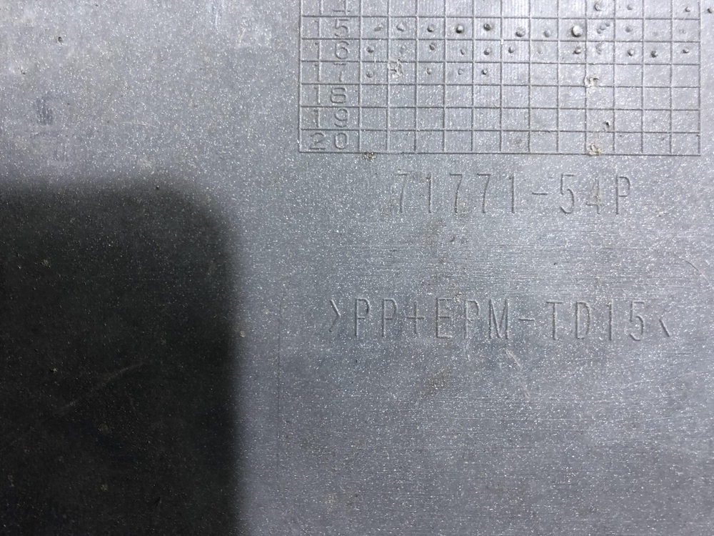 Накладка переднего бампера Suzuki Vitara 2 14-18 Б/У Оригинал 7177154p