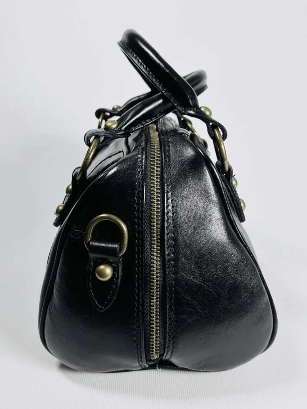 Женская сумка-саквояж из натуральной кожи черного цвета