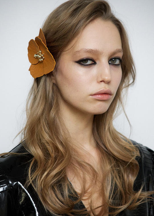 Заколка-пион из кожи оранжевого цвета