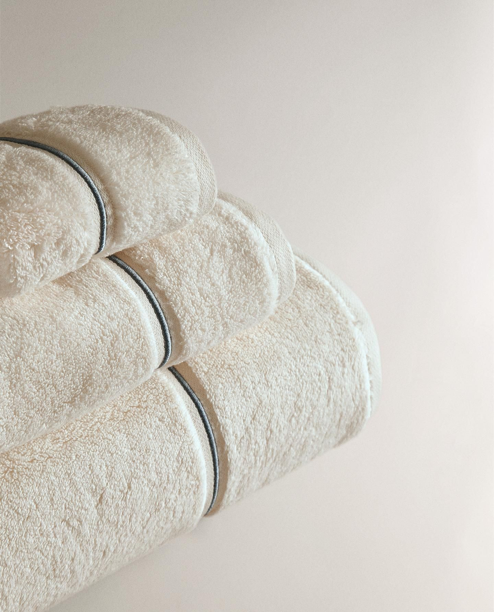 Zara Home - Банное полотенце с вышитым бордюром, синий, 30х50 см