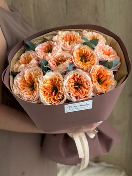 Пионовидные розы премиального сорта и эвкалипт в эффектном букете от Флора Маркет