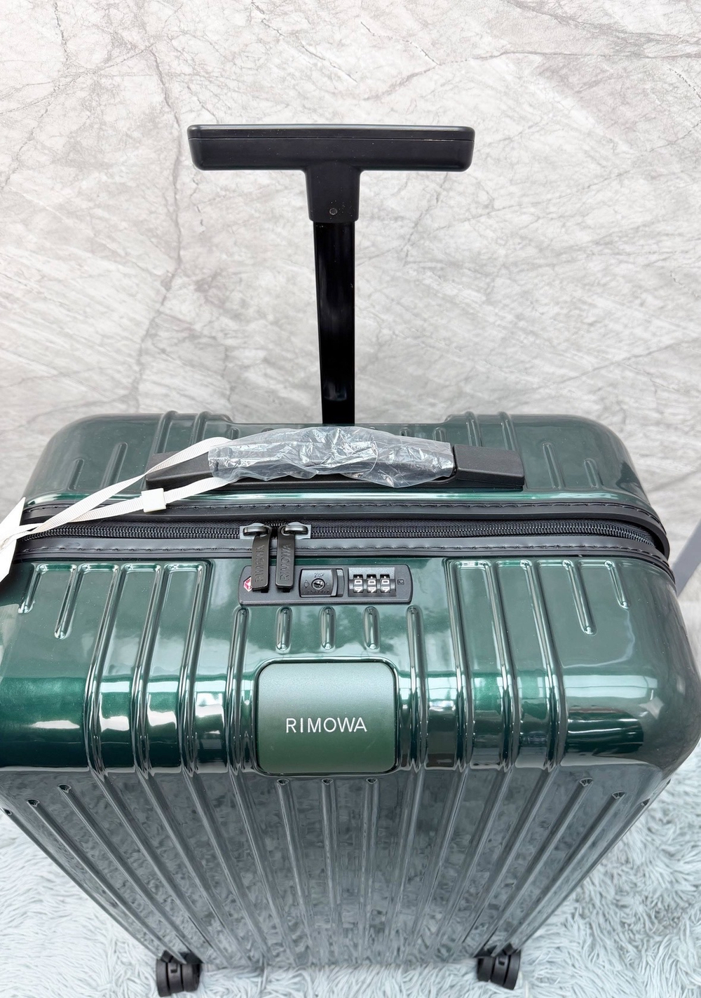 Дорожный чемодан Rimowa Essential Lite
