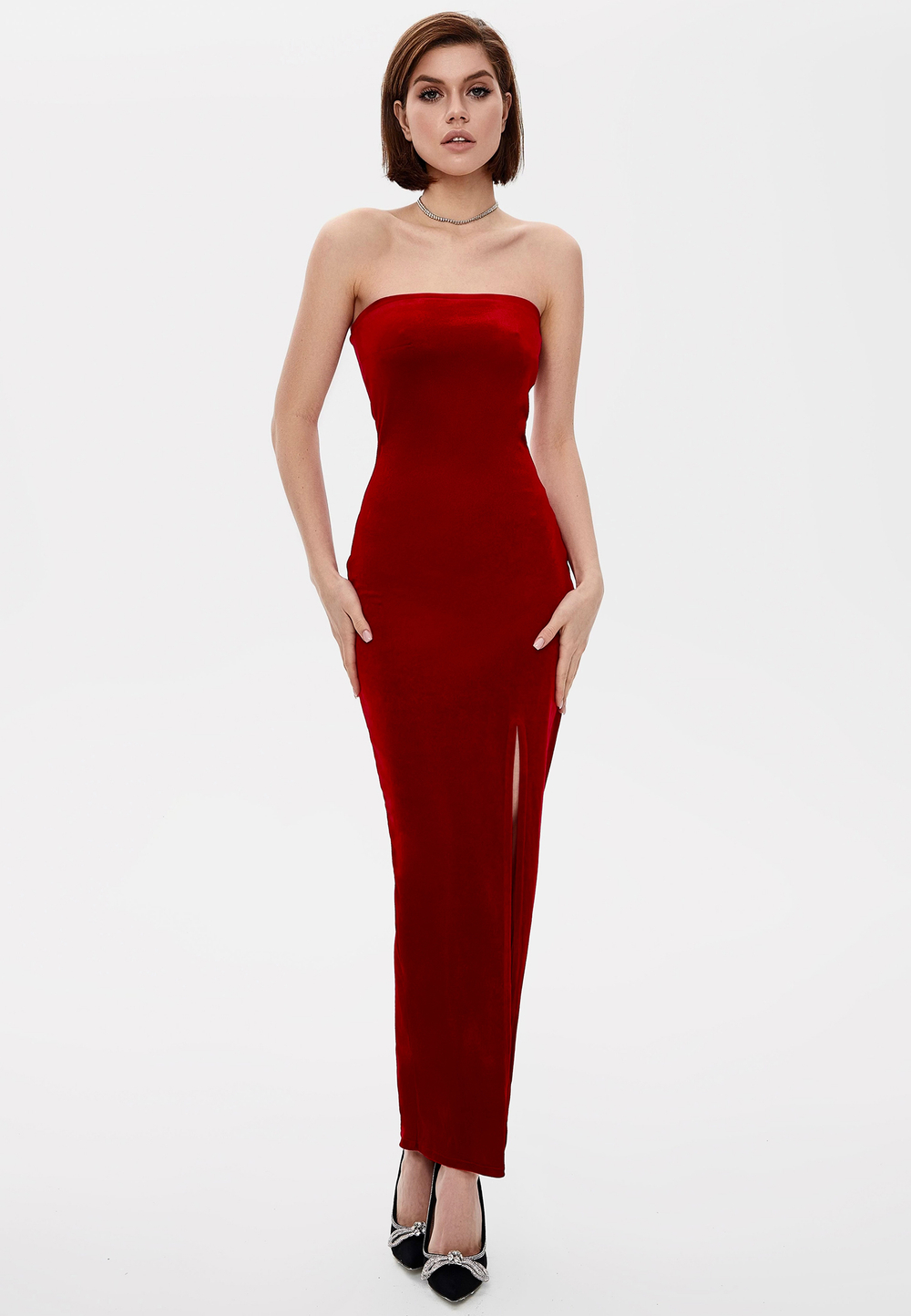 Платье с цветами на груди и разрезом