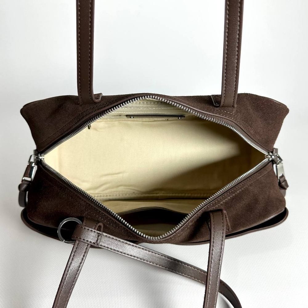 Женская замшевая сумка-багет коричневого цвета