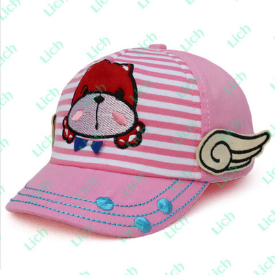 Кепка в полоску с аппликациями в виде крыльев и собаки
