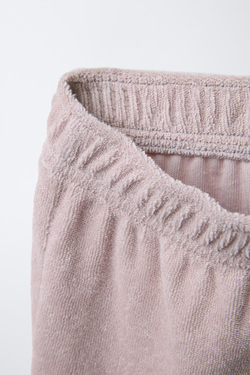 ZARA КОМПЛЕКТ ИЗ ФУТБОЛКИ-ПОЛО И ШОРТОВ ИЗ МАХРОВОЙ ТКАНИ С НАШИВКОЙ, СЕРО-КОРИЧНЕВЫЙ