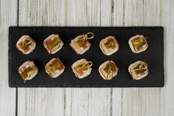 Канапе с салом, корнишоном и горчицей на тосте