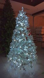 световая заснеженная елка