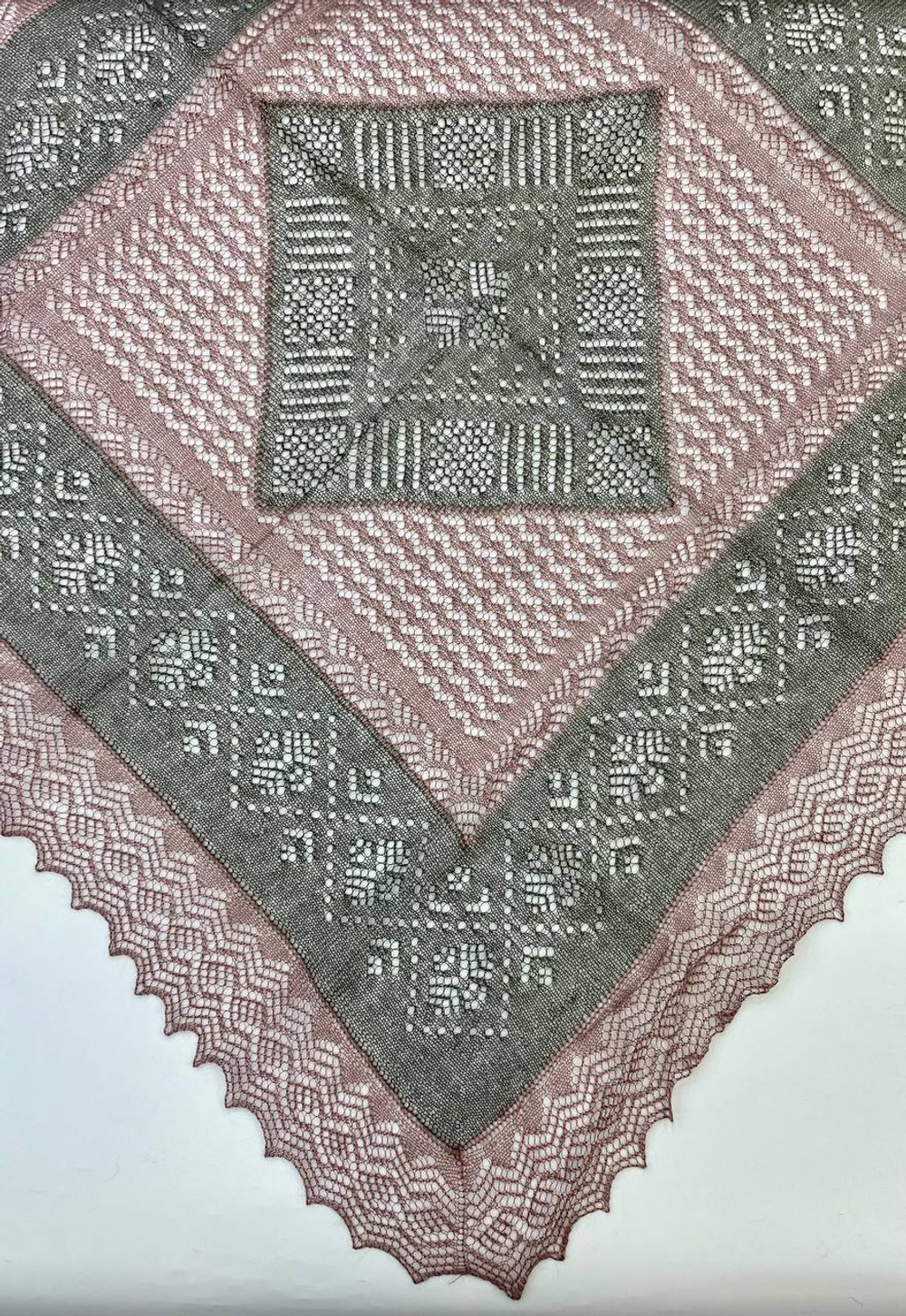 Оренбургский пуховый платок-паутинка АИ100-06/03 магнолия/серый