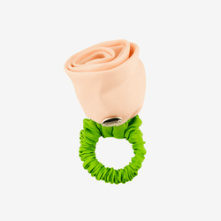 Резинка-роза из розового шелка