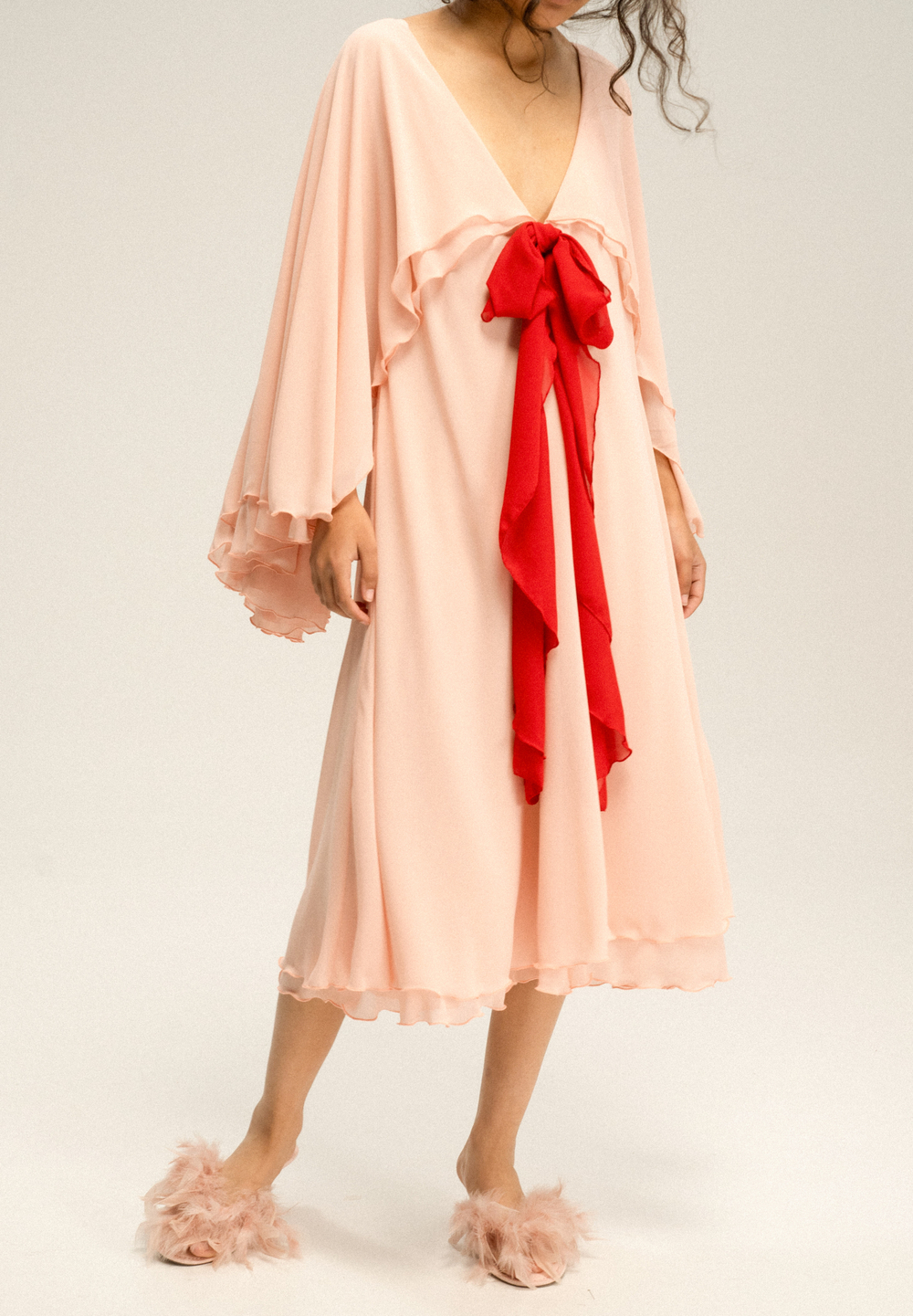 Платье с разлетающимися крыльями