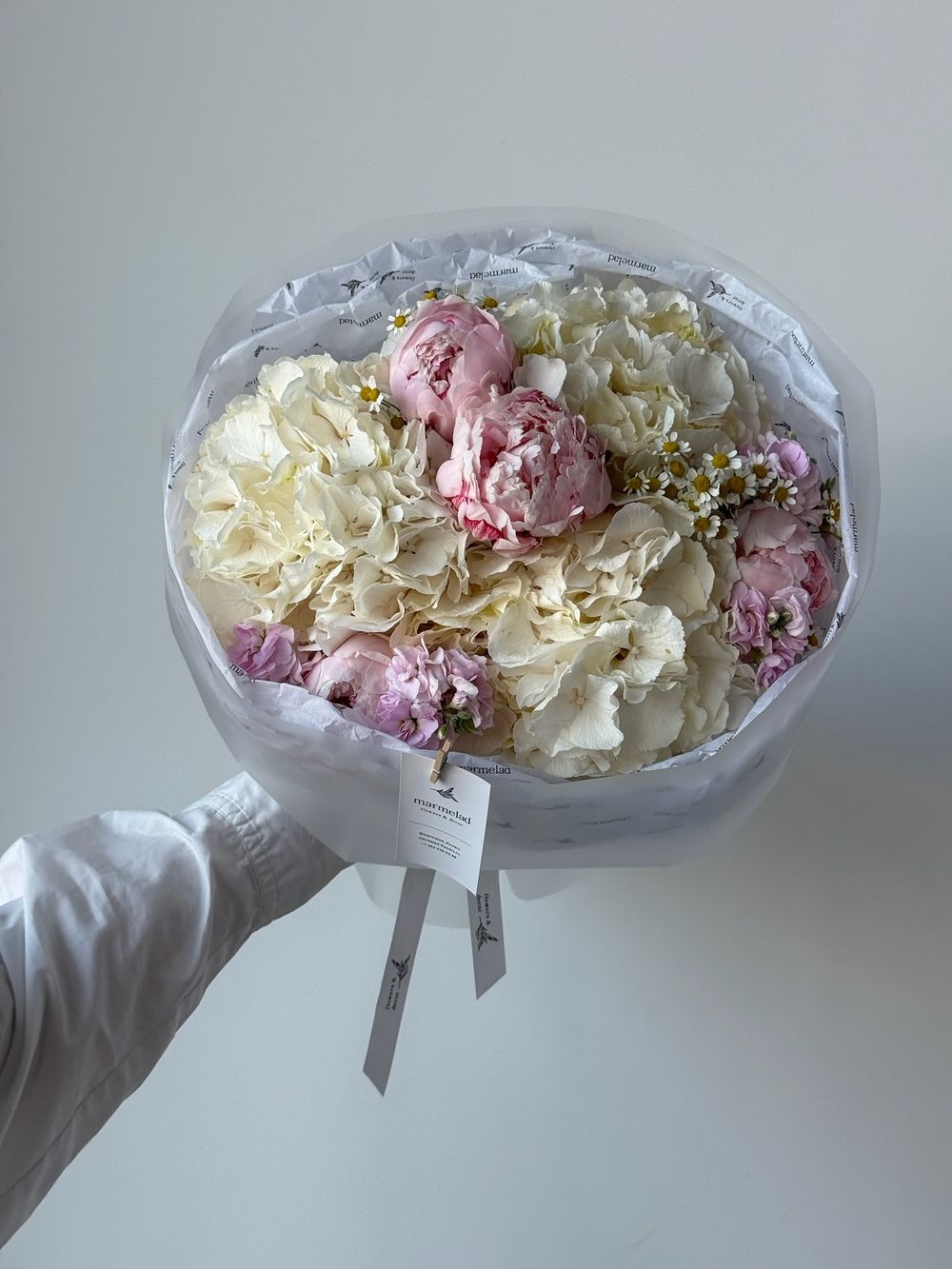 Букет сборный из гортензии, пионов, ромашки и кустовой маттиолы