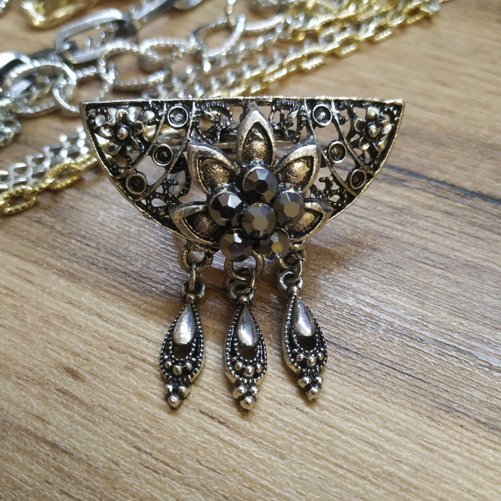 Кольцо для платка Полукруг с цветком с подвесками стразы металл серебристый черненый