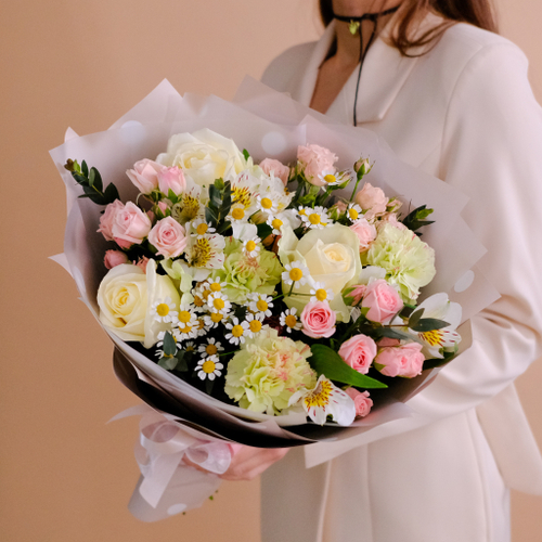 Купить Нежный букет с белыми розами и ромашками #973