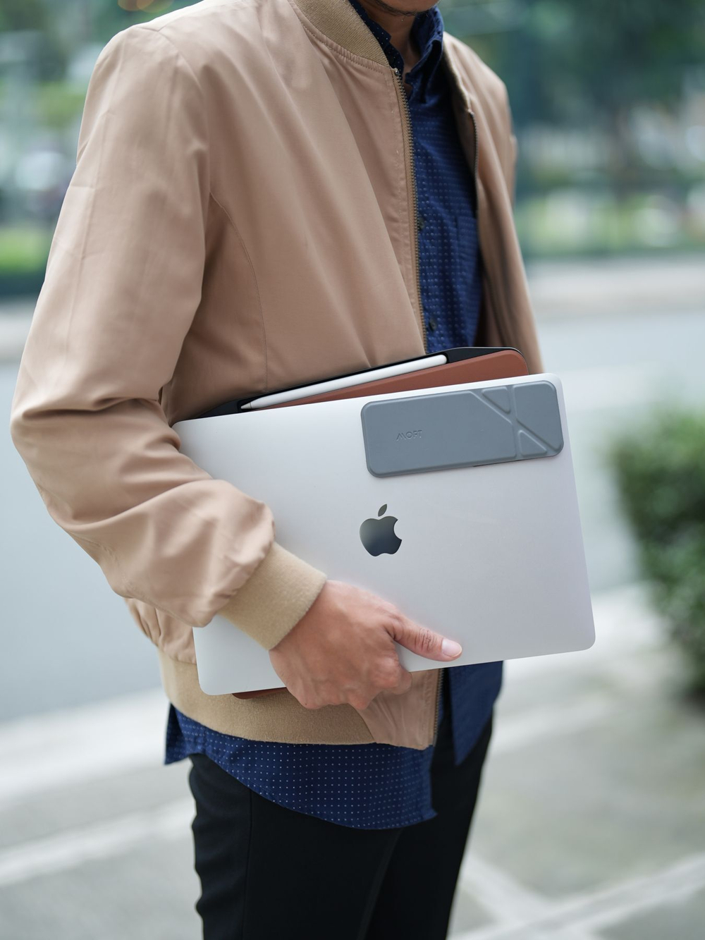 MagSafe держатель для телефона на ноутбук MOFT Flip Laptop Phone Mount / клейкий