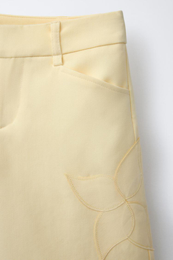 ZARA ШОРТЫ-БЕРМУДЫ С ЦВЕТОЧНОЙ НАШИВКОЙ, ПАСТЕЛЬНО-ЖЕЛТЫЙ