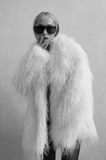 Шуба из эко-меха страуса молочная