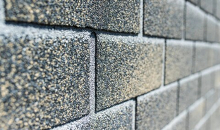 Фасадная плитка зимой: как погода влияет на монтаж и когда лучше начинать работы