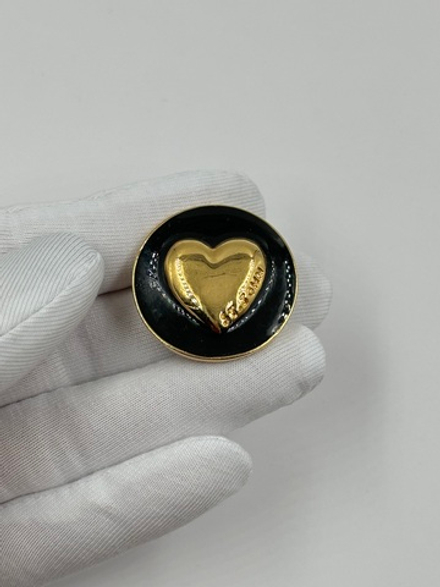 Накладка на пуговицу с сердцем St. John