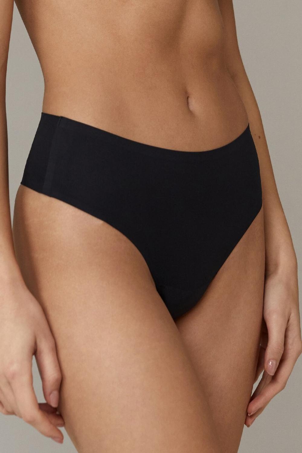 AMBERLY BLACK Трусы стринги ARUELLE