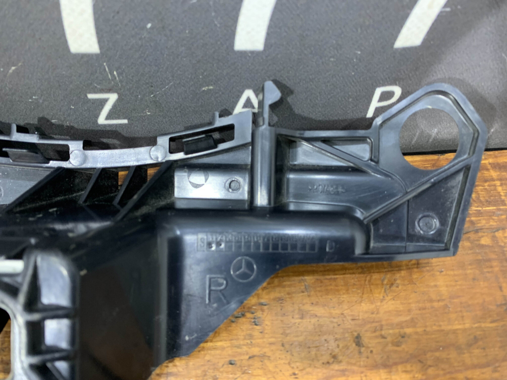 Кронштейн заднего бампера Mercedes С (W205) Новый Оригинал A2058850465