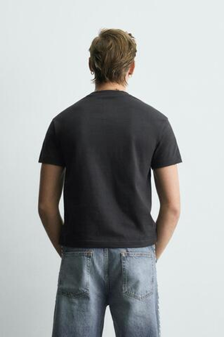 ZARA УКОРОЧЕННАЯ ФУТБОЛКА С НАДПИСЬЮ И ЭФФЕКТОМ ПОТЕРТОСТИ, АНТРАЦИТОВО-СЕРЫЙ