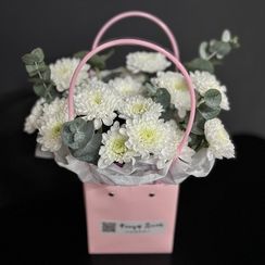 Цветочная композиция из хризантем и эвкалипта